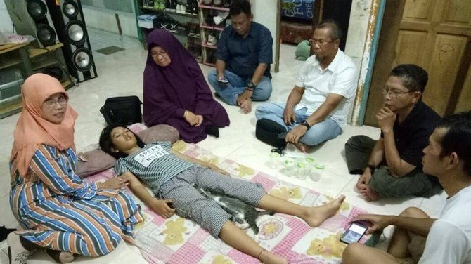 Makan sambil tidur hingga sempat diruqyah, begini kisah gadis malang tertidur selama 13 hari