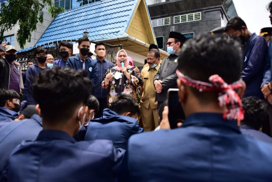 Geruduk Kantor Bupati, Ini Permintaan Ratusan Mahasiswa ke Jokowi !