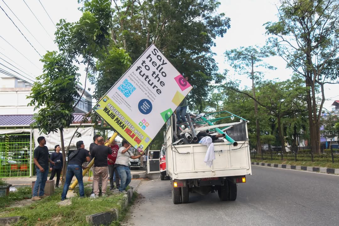 Pembongkaran Tiang Reklame di Pekanbaru Berlanjut, Sasar 200 Titik yang Tak Kantongi Izin