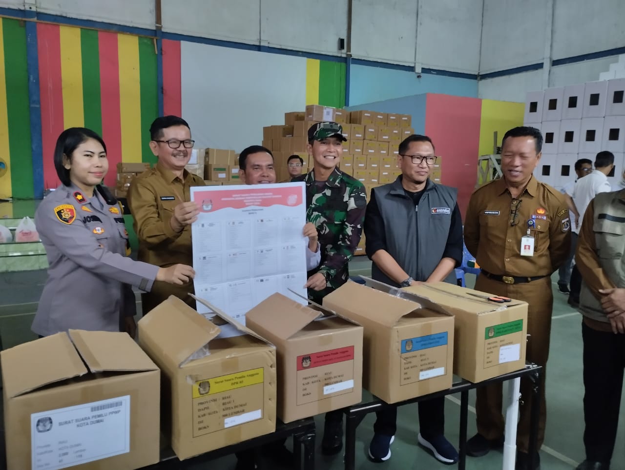 Wakapolres Dumai Pantau Sortir dan Lipat Surat Suara Pemilu di Gudang Logistik