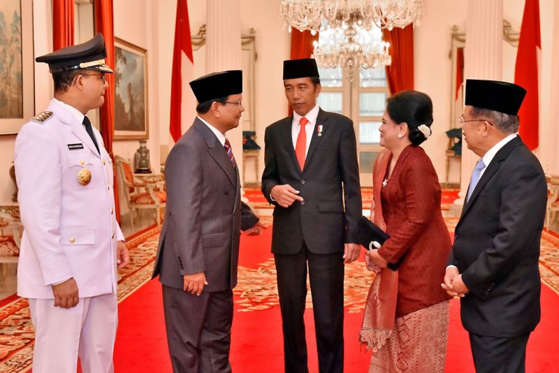 Cieee,, Usai Pelantikan Anies-Sandi, Ibu Negara Minta Foto Bersama Prabowo