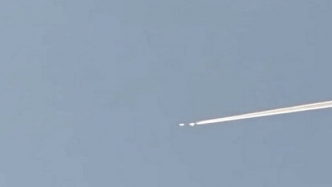 Rekaman Dramatis UFO Menyalip Pesawat Jet Komersial