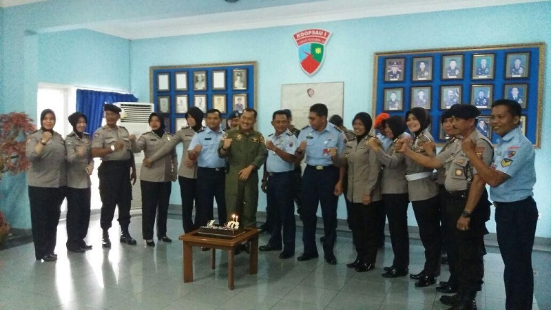 Polisi di Pekanbaru Ikut Rayakan HUT ke-72 TNI