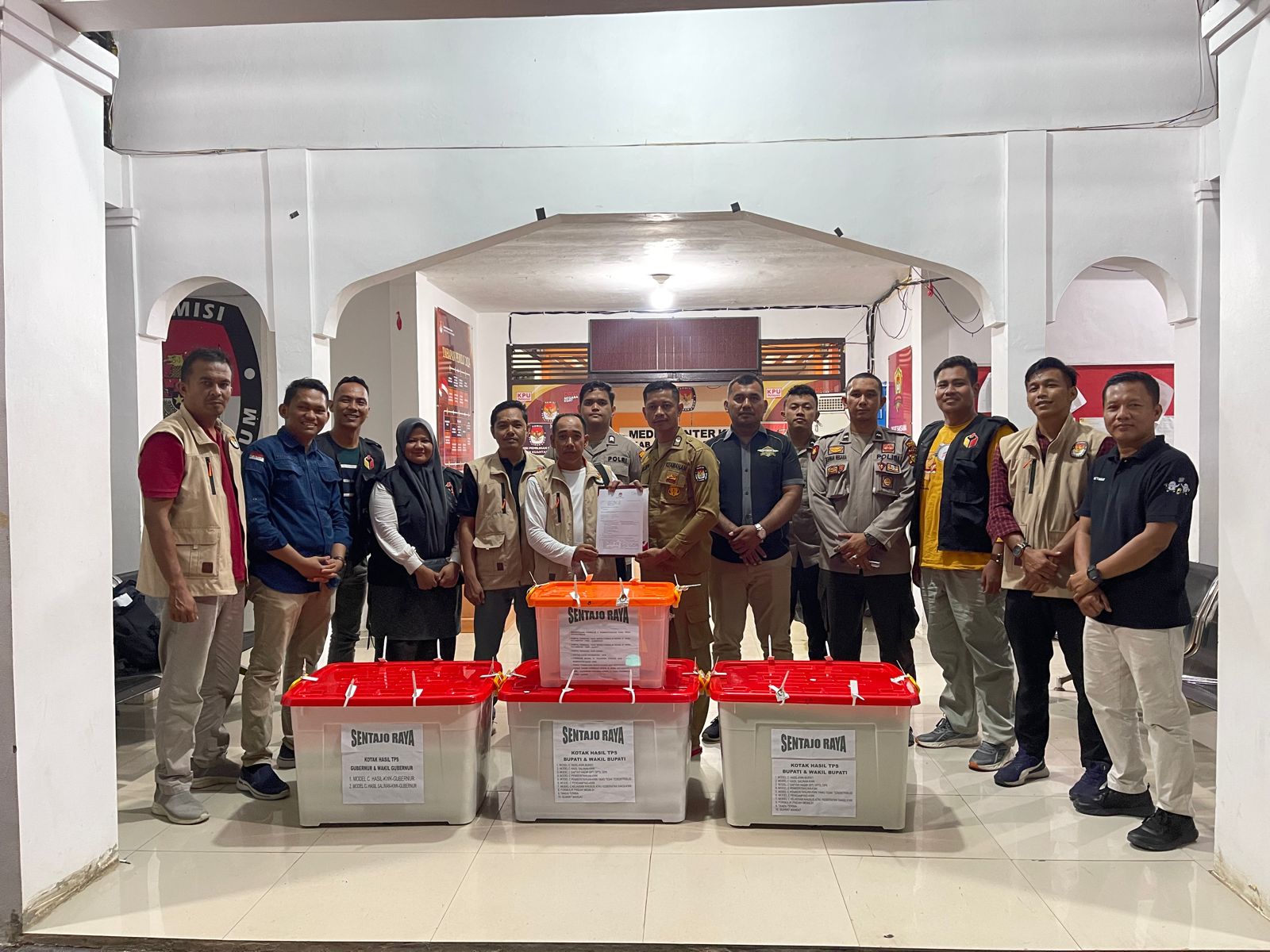 Polsek Kuantan Tengah Kawal Pengiriman Logistik Pilkada Sentajo Raya ke KPU Kuansing dengan Aman