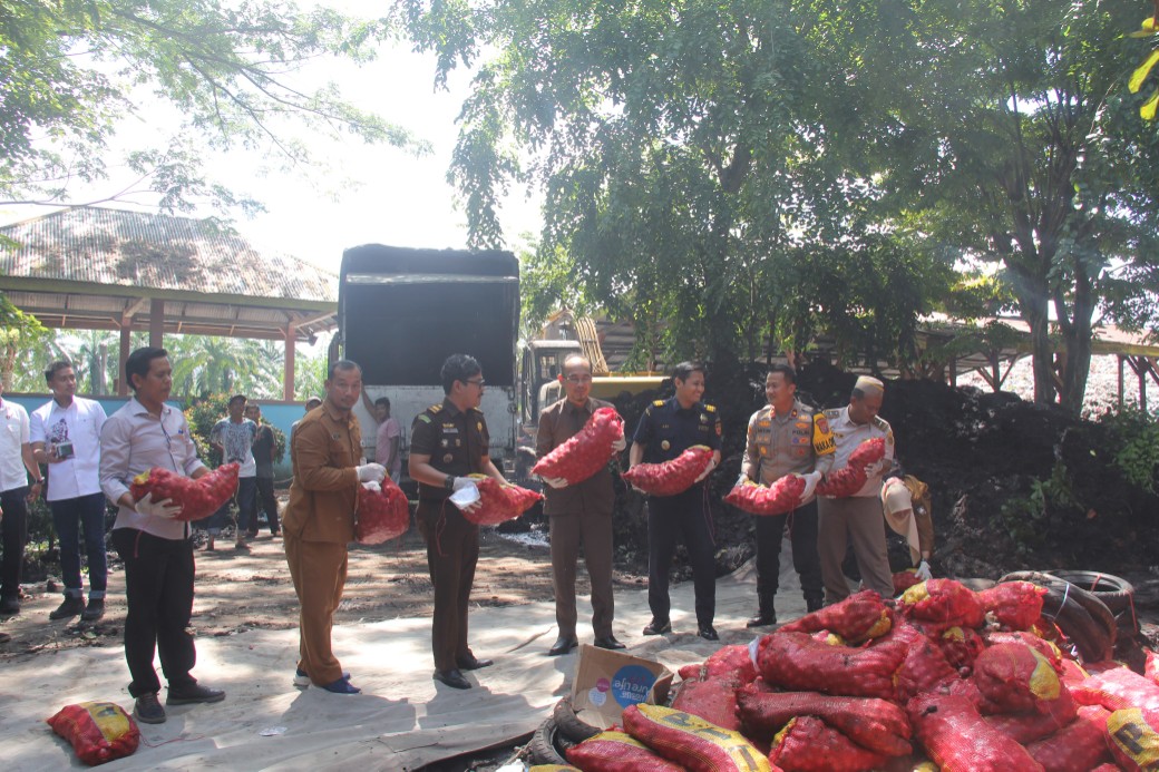 Polres Bengkalis Musnahkan 1 Ton Bawang Merah dan Ratusan Ban Bekas Ilegal