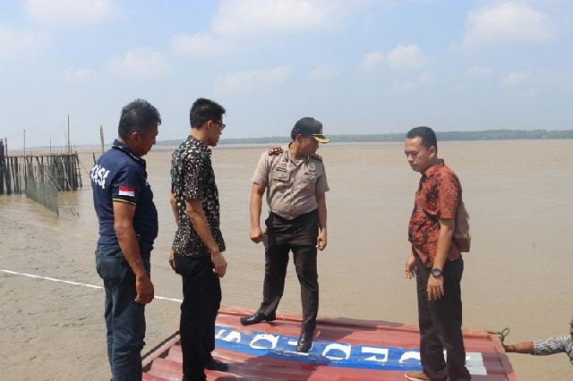 Dua Peti Kemas yang Ditemukan Nelayan Inhil Ternyata Berisi Tepung Terigu