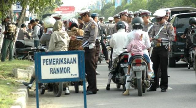 Tak Pakai Helm, Oknum PNS Diamankan Petugas