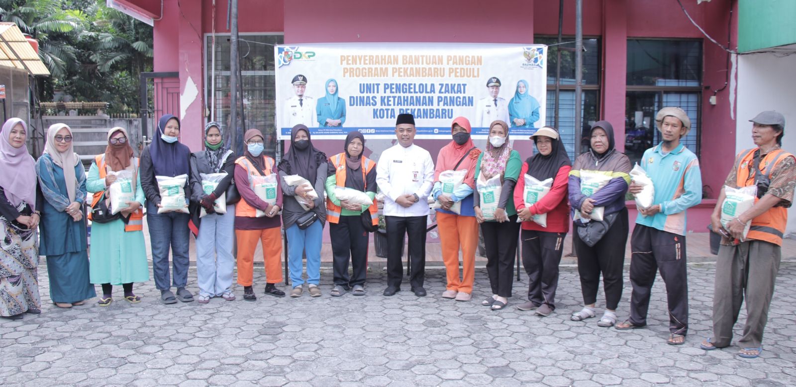 Pemko Pekanbaru Salurkan Bantuan Pangan ke 1.138 Petugas Kebersihan