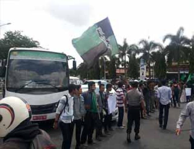 Blokir Jalan Sudirman, HMI Tuntut Jokowi Mundur
