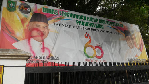 Sejumlah Baleho Andi Rachman Docoreti Gambar Tak Senonoh