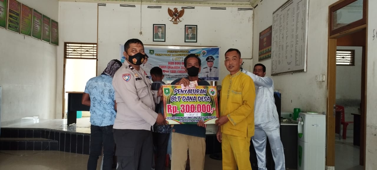 Personel Polsek Pinggir Lakukan Monitoring Pembagian BLT Dana Desa Beringin