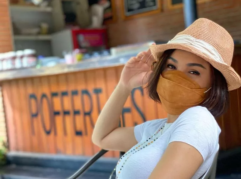 Intip Gaya Santai Yuni Shara Pakai Masker, Kayak Masih ABG