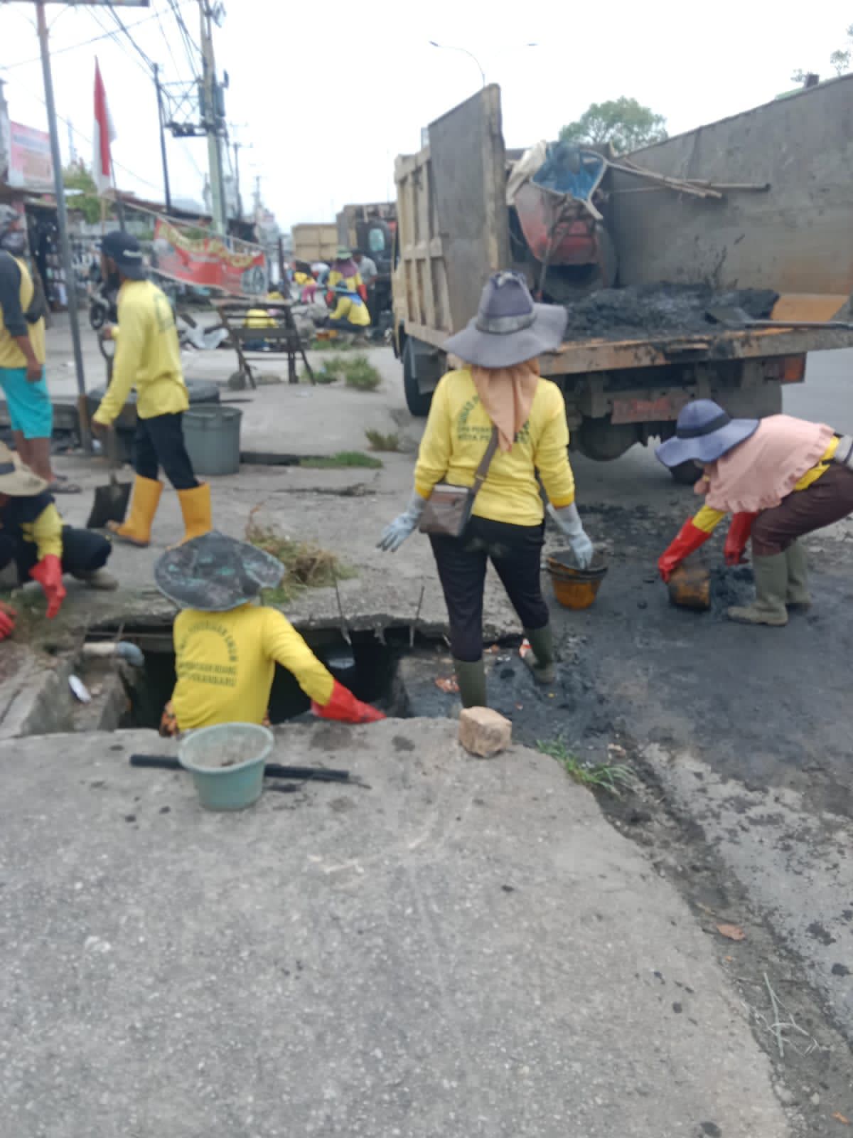 Pendangkalan Sebabkan Banjir, PUPR Pekanbaru Keruk Parit di Sepanjang Kecamatan Sukajadi