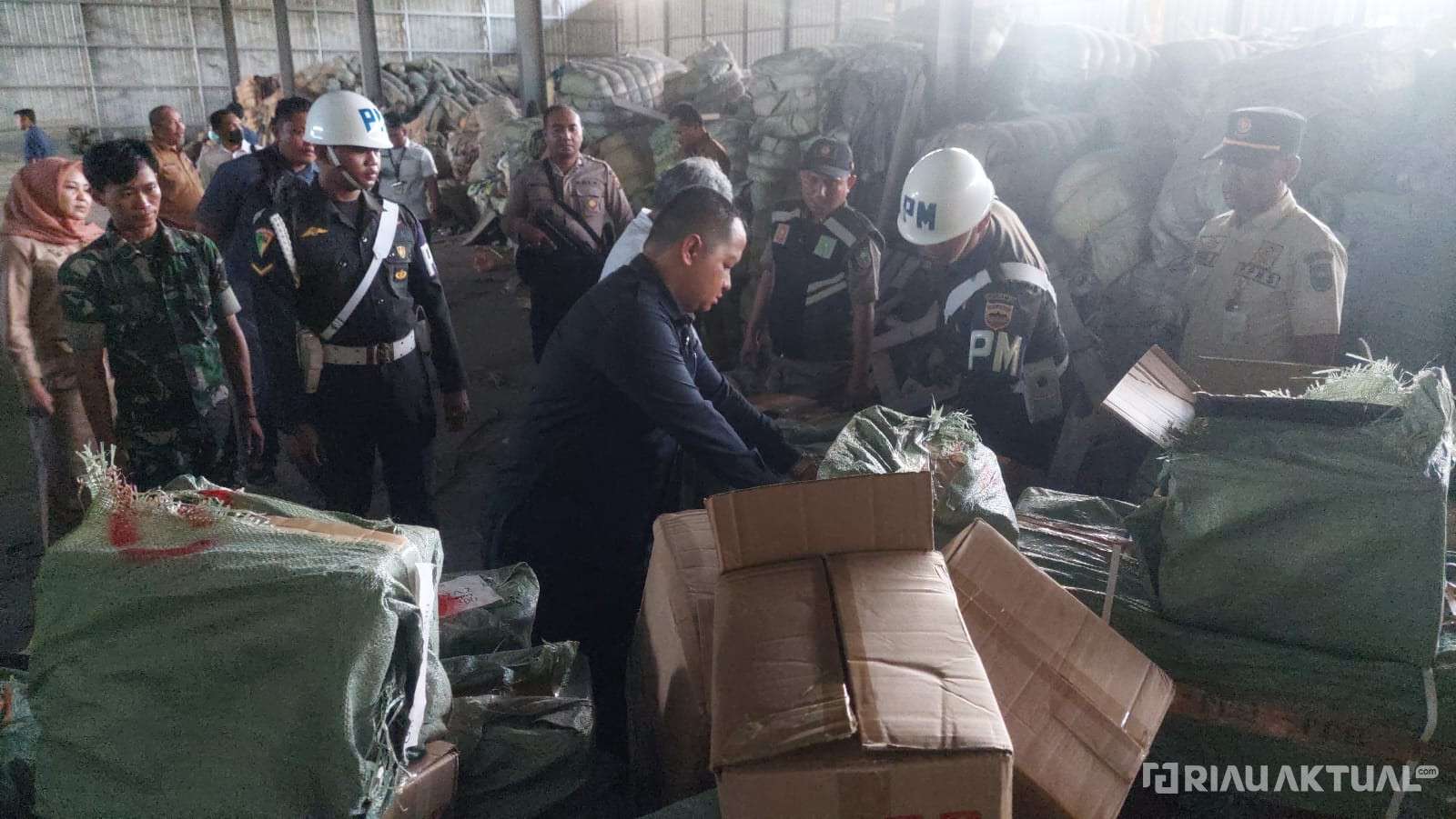 Gudang di Pekanbaru Digerebek, Ribuan Kardus Kosmetik dan Obat Ilegal Disita