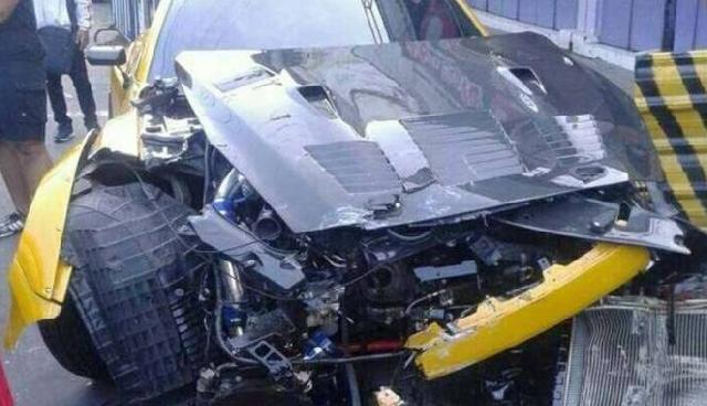 Mobil Sport Rp3 Miliar Ringsek Tabrak Trotoar di Solo