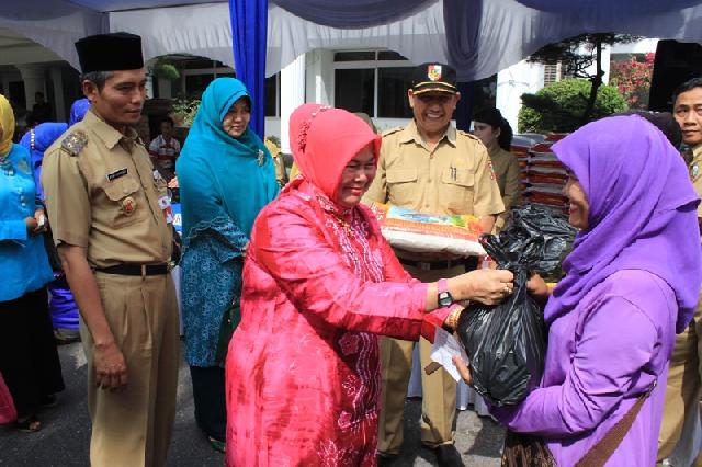 Ketua Tim PKK Pekanbaru Resmi Buka Pasar Murah Pemko