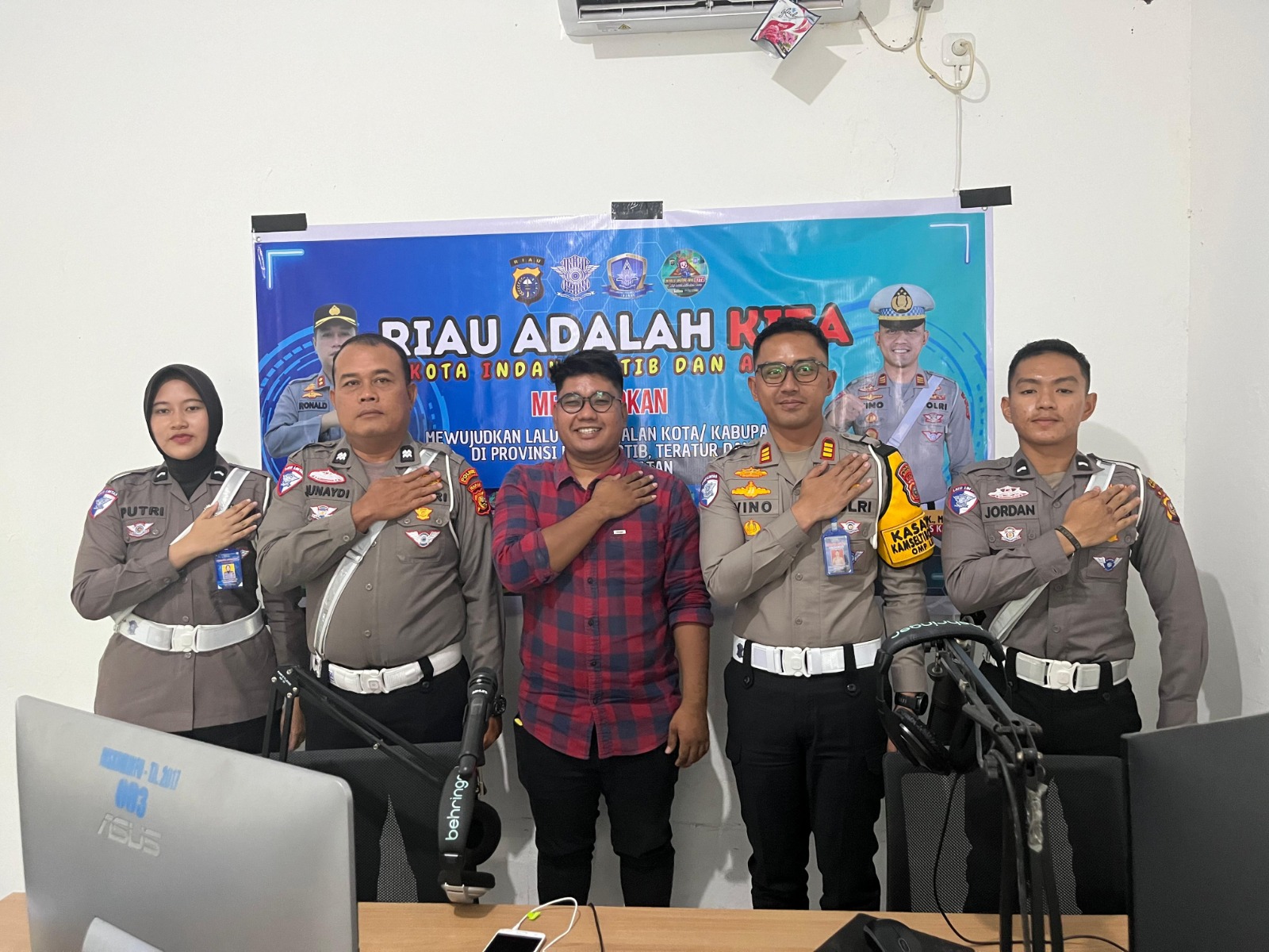 Melalui Radio, AKP Vino Sosialisasi Keselamatan Lalu-lintas