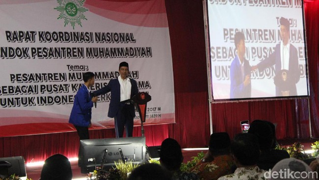 Saat Santri di Garut Tagih Sepeda ke Jokowi