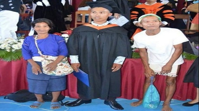 Haru, Orangtua Ini Hadiri Wisuda Anak Pake Baju Lusuh