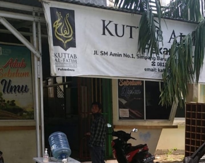 30 Guru Ponpes Kuttab Al-Fatih Pekanbaru Dilarikan ke Rumah Sakit, Diduga Keracunan Makanan