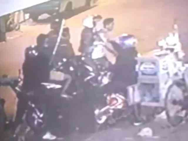 Video Sekelompok Begal Bersamurai Serang Pemotor di Bandung