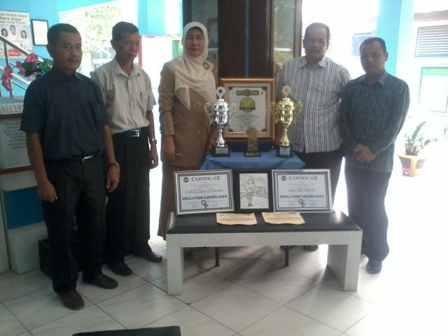 SMAN 8 Pekanbaru Raih Penghargaan Sekolah dan Kepala Sekolah Terbaik