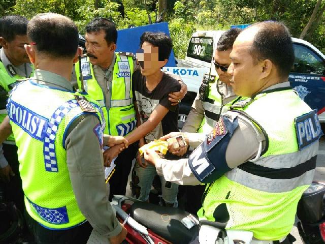 Temukan Bong Saat Razia Kendaraan, Pria Ini Akhirnya Diamankan Polisi