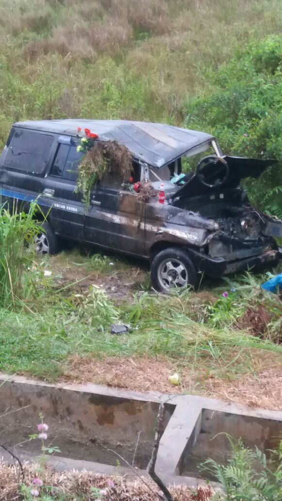 Hilang Kendali,  Mobil Kijang Super Masuk Jurang di Kuansing