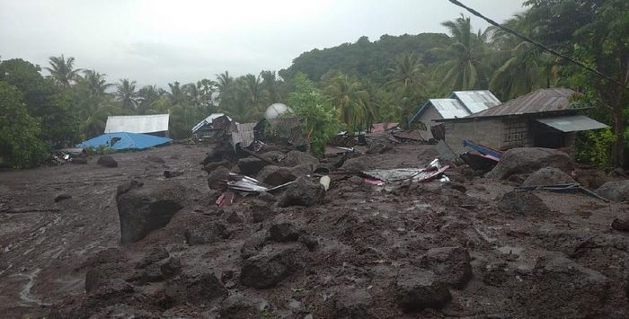 Ratusan Orang Diduga Tertimbun Longsor dan Banjir Bandang di Flores Timur NTT