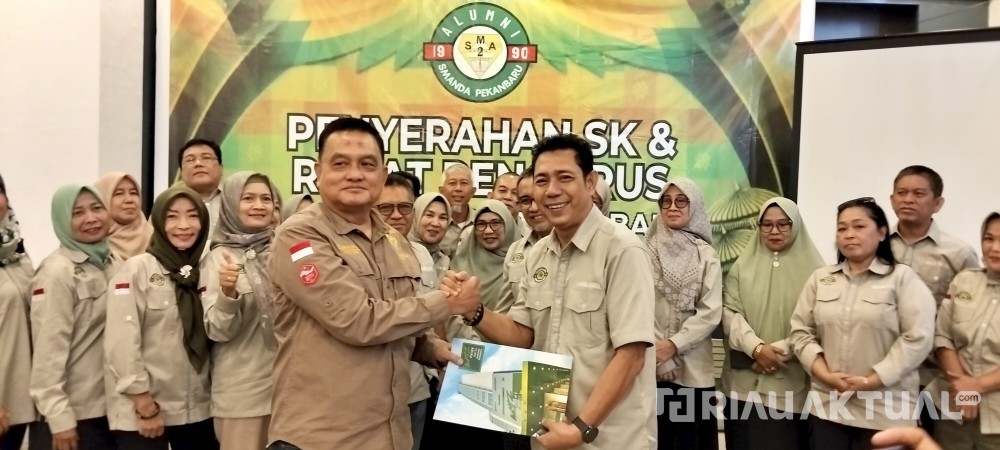 Amran Serahkan SK Pengurus, Ninda Kasmi Nahkodai IKA SMANDa Pekanbaru Angkatan 90