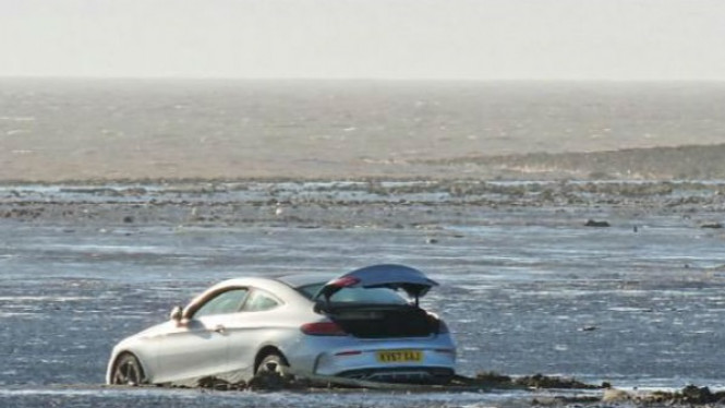 Selamatkan Mobil yang Terjebak di Lumpur, Petugas Derek Tewas