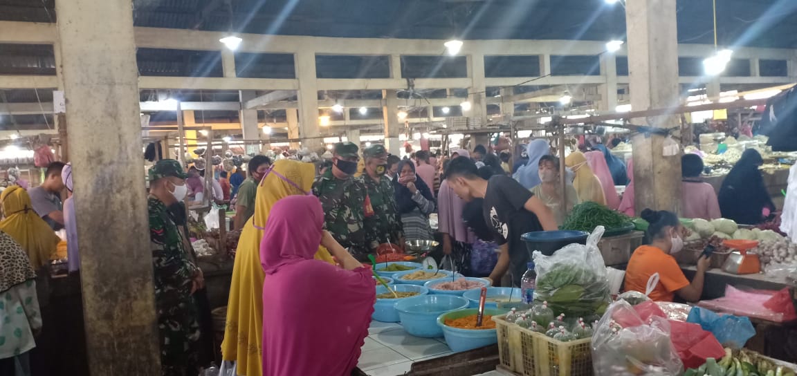 Babinsa Lakukan Penegakkan Disiplin Protokol Kesehatan di Desa Tanah Merah