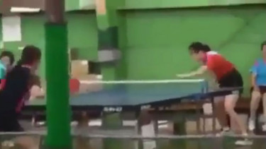 Keren, Wanita Ini Bermain Ping Pong Gunakan Tangan Kosong