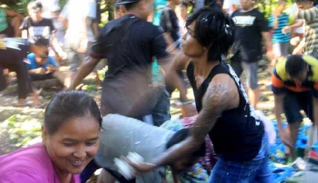 Warga Saling Lempar Nasi yang Dibungkus Daun Pisang