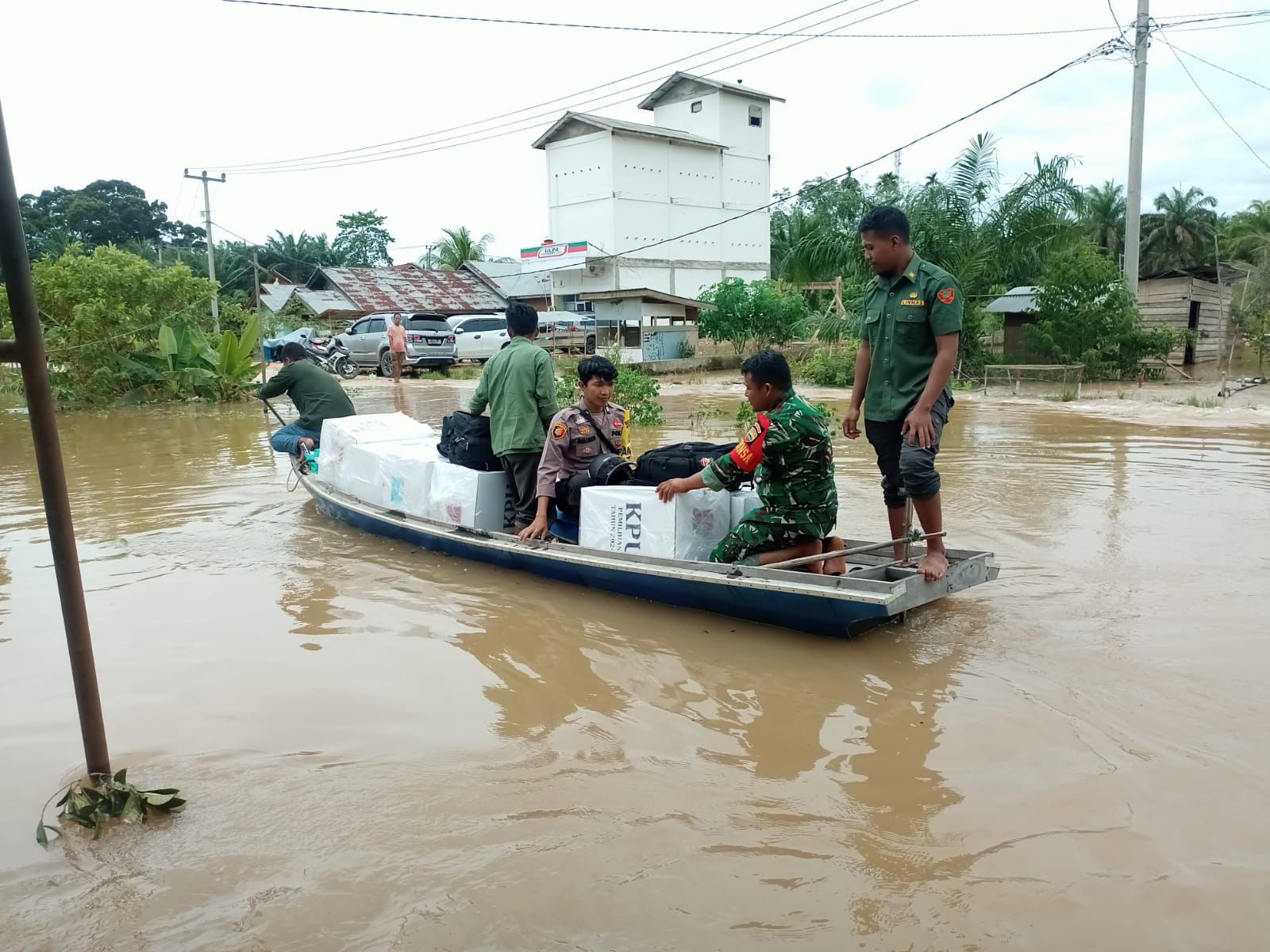 Logistik Pilkada 2024 di Kepenuhan Didistribusikan dengan Perahu Mesin Akibat Banjir