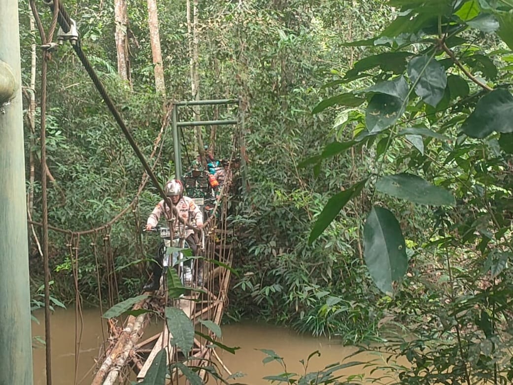 Kompak, TNI-Polri Susuri Hutan dan Pelosok Desa Kawal Pilkada Damai