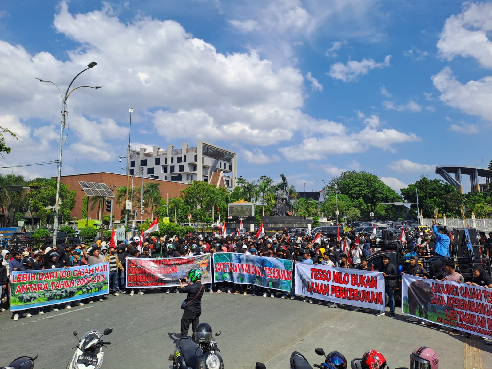 Dukung Penertiban TNTN, Ratusan Massa Gelar Aksi Damai di Kejati dan Kantor Gubernur Riau