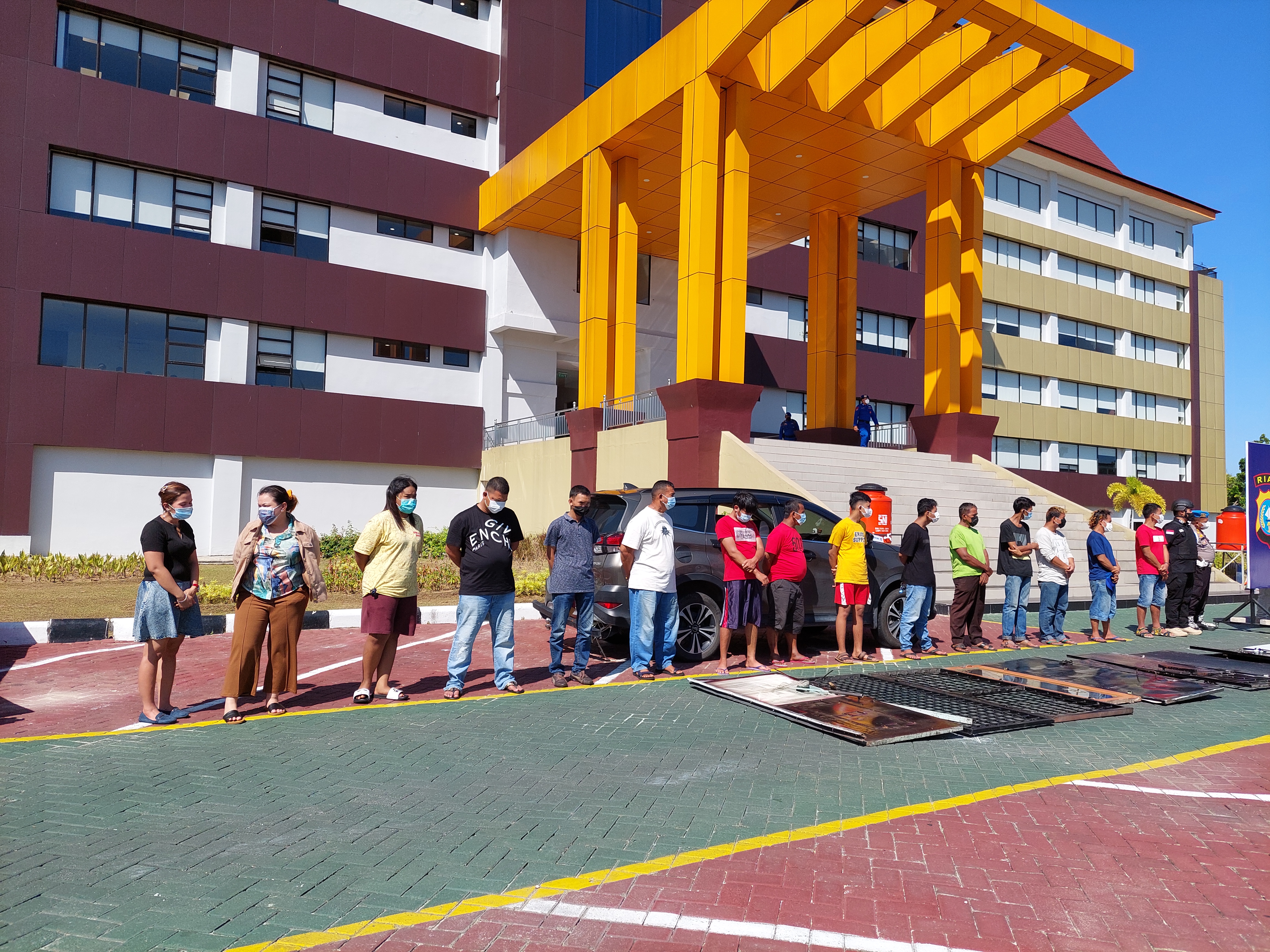 Polisi Gerebek Rumah Mewah di Kampung Dalam Pekanbaru