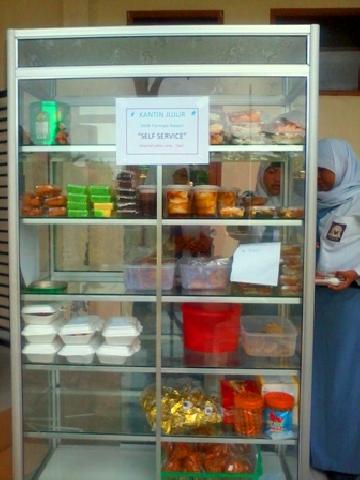 Kantin Jujur di SMK Farmasi Ikasari Pekanbaru Ajarkan Siswa Bertanggung Jawab