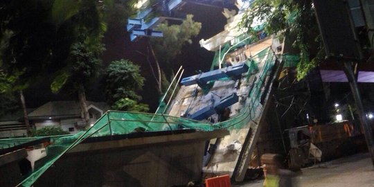 Konstruksi LRT di Jaktim Untuk Persiapan ASEAN Games Roboh, 5 Pekerja Terluka