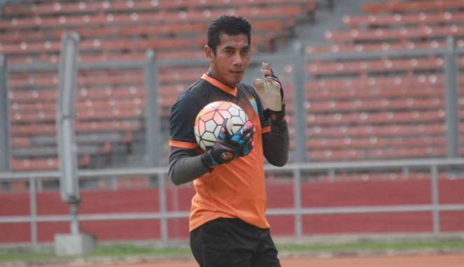 Terbentur Lutut Rekan Setim, Kiper Persela Lamongan Meninggal Dunia