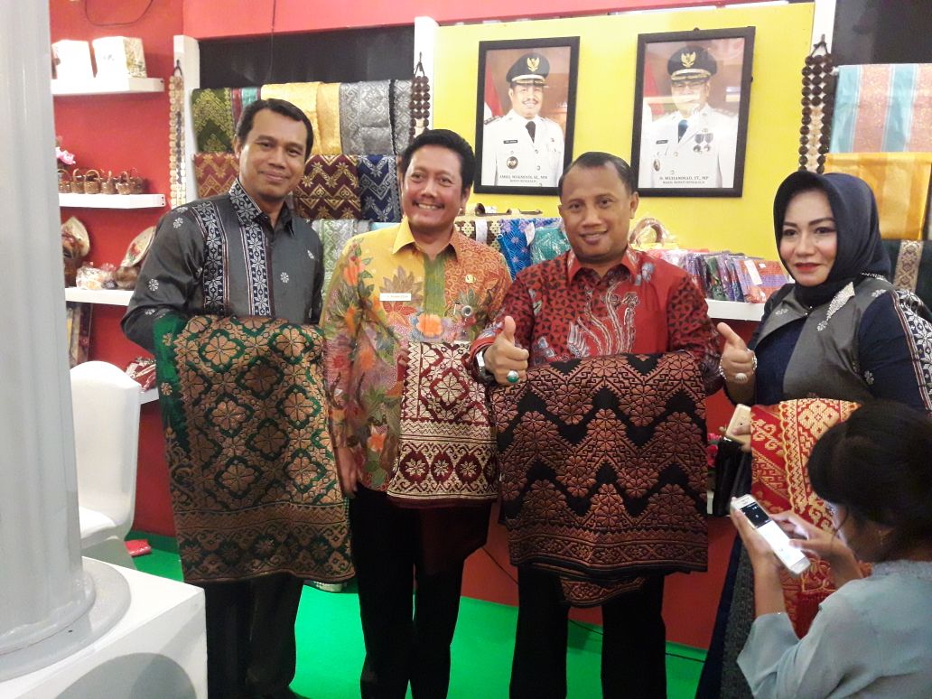 Stand Diskop UKM Bengkalis Terfavorit Terbaik di GPD Expo 2017 di Batam