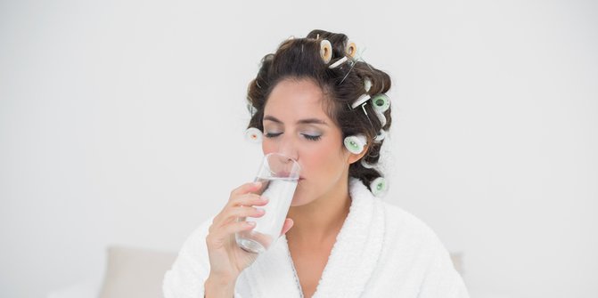 Ini Enam Manfaat yang Bisa Diperoleh dari Minum Air Putih saat Bangun Tidur