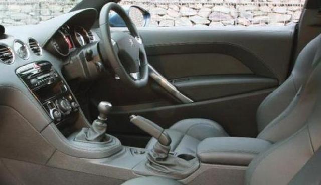 Masukkan Gigi Saat Parkir dapat Merusak Mobil, Benarkah?