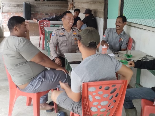 Bhabinkamtibmas Lenggadai Hulu Ingatkan Warga Waspadai Politik Uang Jelang Debat Pilkada Rokan Hilir