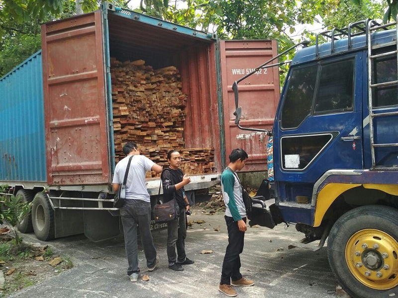 Tiga Truk Kontainer Berisi Kayu Ilegal Ditangkap Saat Melintas di Pekanbaru