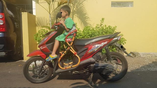 Tolong Kepada Emak-Emak, Jangan Tambahkan Kursi di Motor untuk Anak, Bahaya
