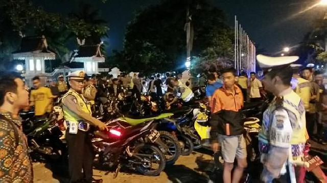 Tak Pakai Helm, Puluhan Kendaraan Terjaring Razia Malam