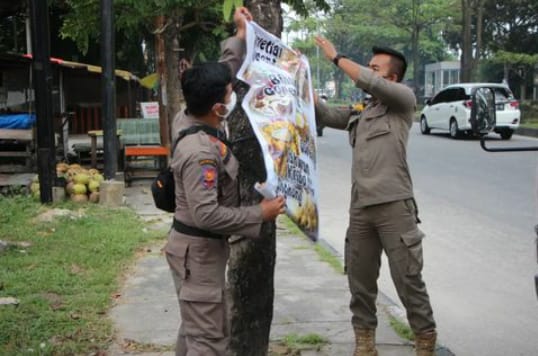 Sisir Tiga Ruas Jalan, Satpol PP Tertibkan PKL dan Banner Ilegal