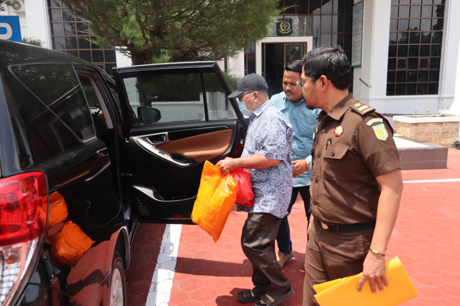 Terpidana Kasus Penggelapan Saut Parulian Hutabarat Serahkan Diri ke Kejari Bengkalis